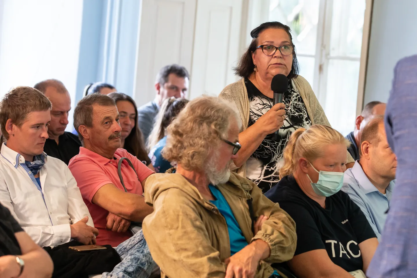 Tehas tahetakse ehitada Lüganuse valda, ent hirm sellega kaasneva haisu ees painab rohkemgi naaberomavalitsuste elanikke, kes on aastakümneid õlitehase haisu taluma pidanud. Selgi kohtumisel olid tulisemad sõnavõtjad hoopis Toila valla Saka külast, pildil kõneleb Ene Rae.