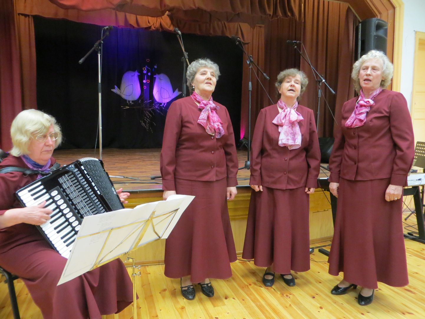 Teist aastat järjest parimaks eakate ansambliks valitud Lüllemäe naisansambel esines seekord kolmeliikmelisena, sest kaks lauljat olid haigestunud. Juhendaja Helle Karja akordionimäng rikastas ansamblilaulu.