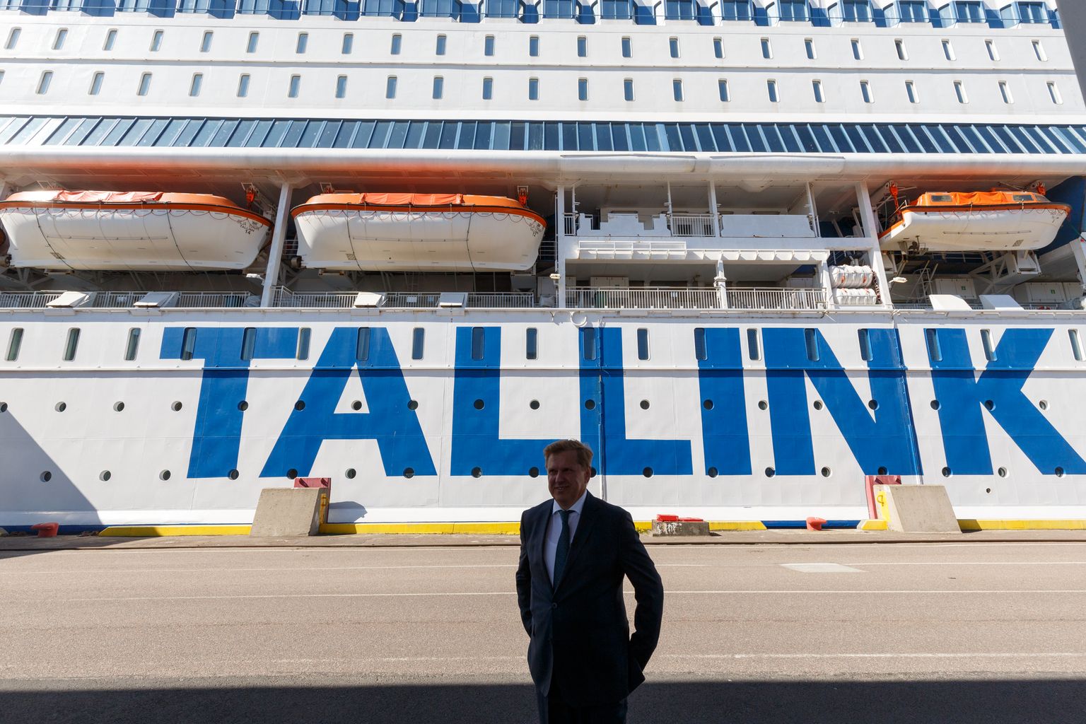 AS Tallink Grupi nõukogu liige Ain Hanschmidt Tallinna sadama D-terminalis seal koroonaviiruse tõttu jõude seisva Silja Europa juures.
