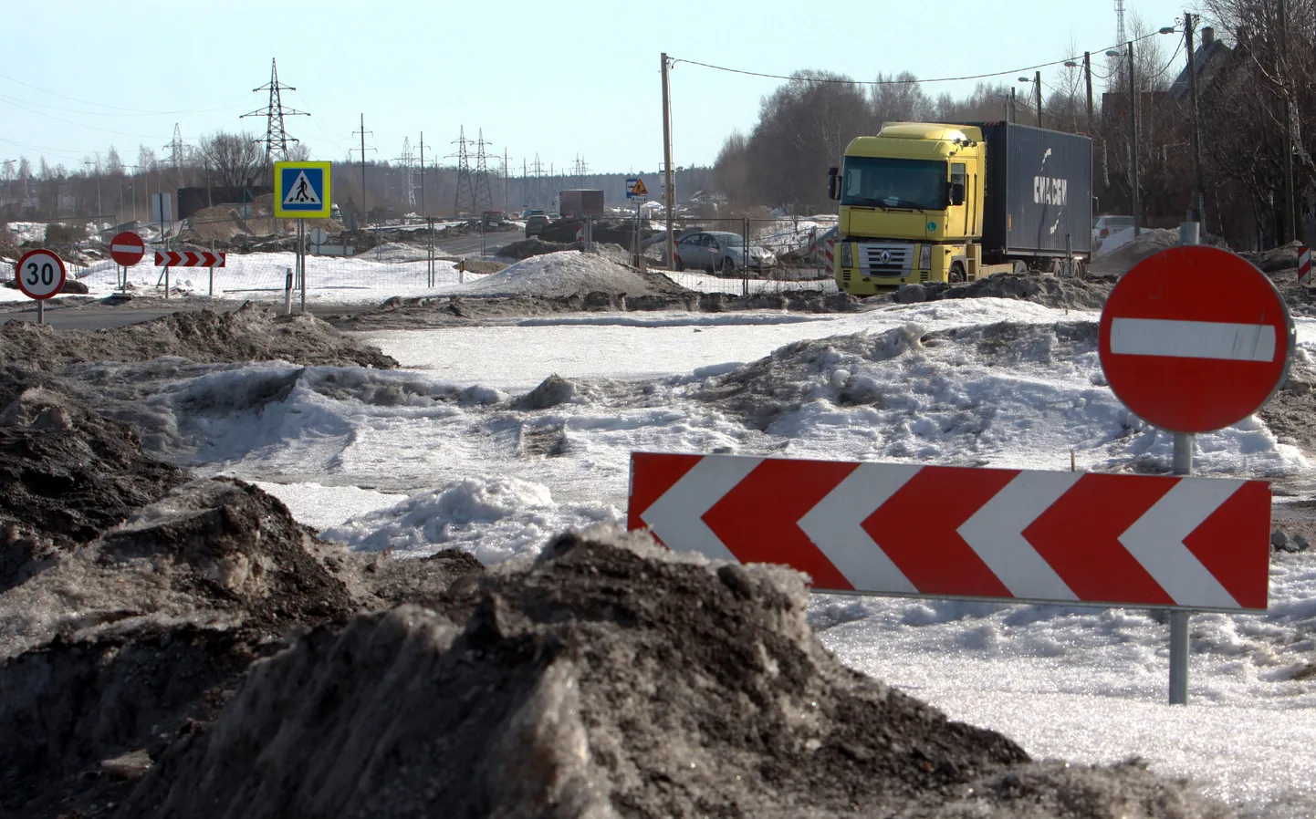 Ehitajate teel ehitatakse esmalt välja tunnelid, et kaotada sõiduteelt liiklust häirivad poolkaared.