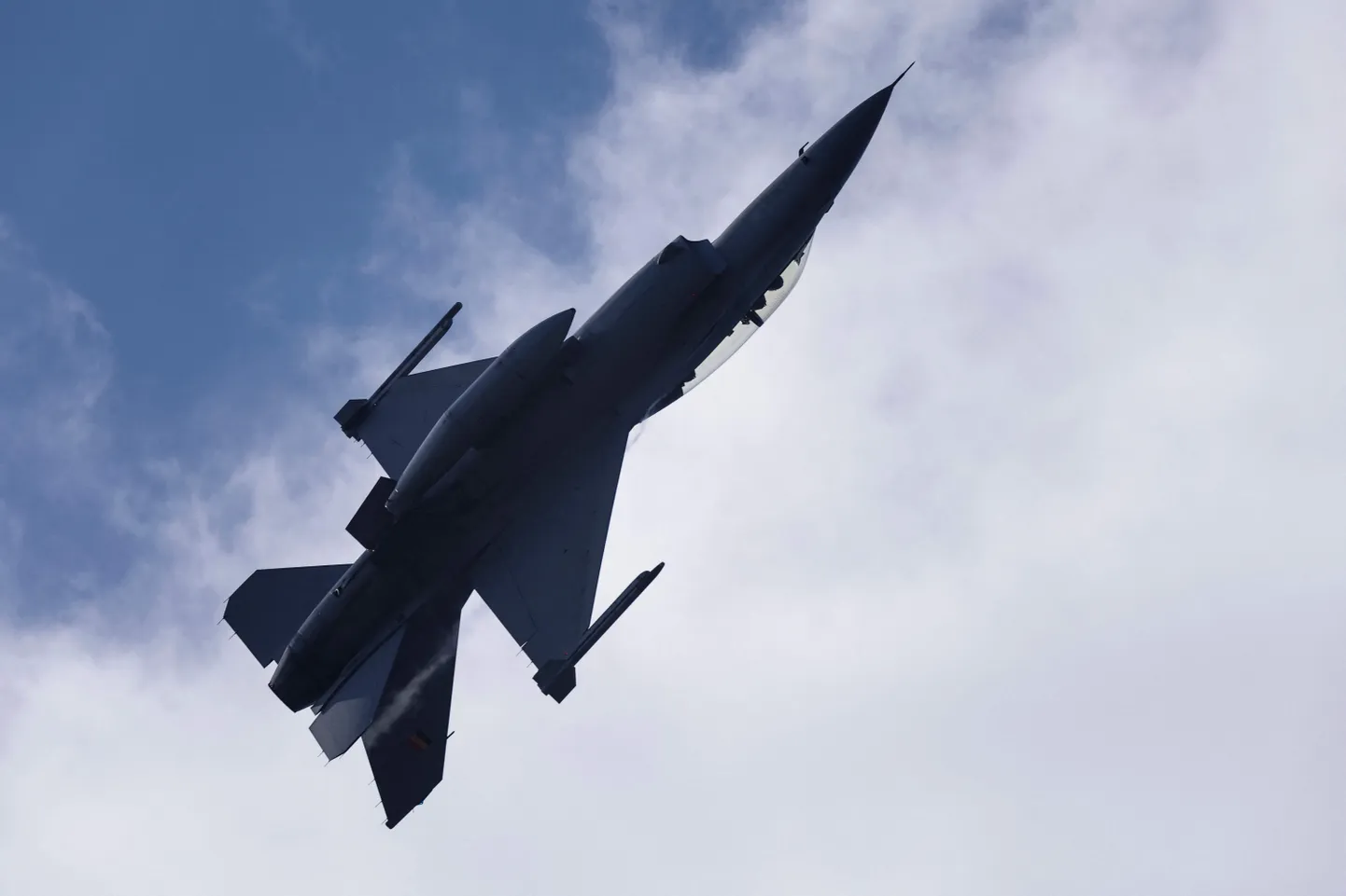 Hävitaja F-16.