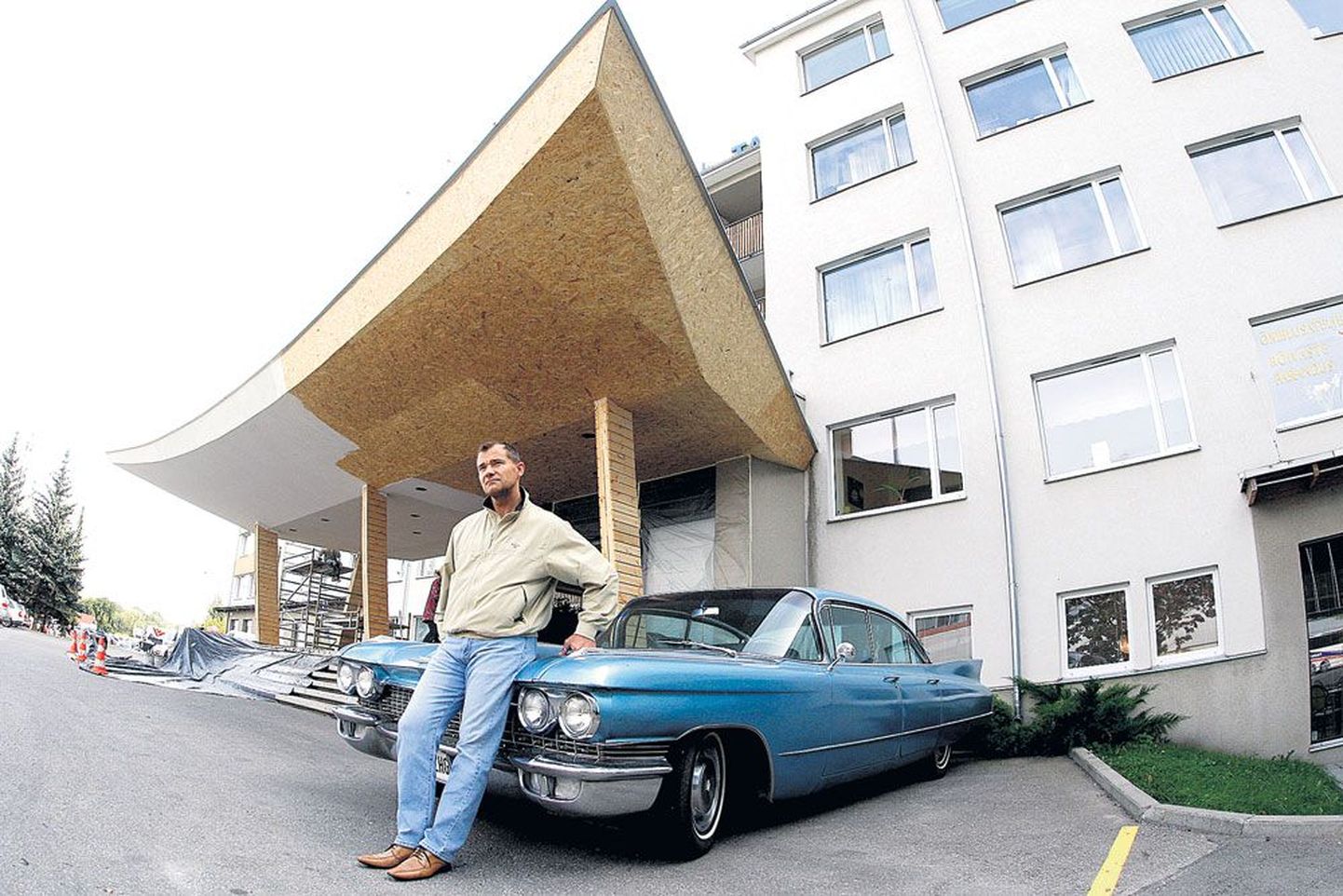 Hotelli Tartu juht Aare Käära tõi maja ette Cadillaci ja lasi varikatust kohendada, et tuua 1960. aastate hingust.