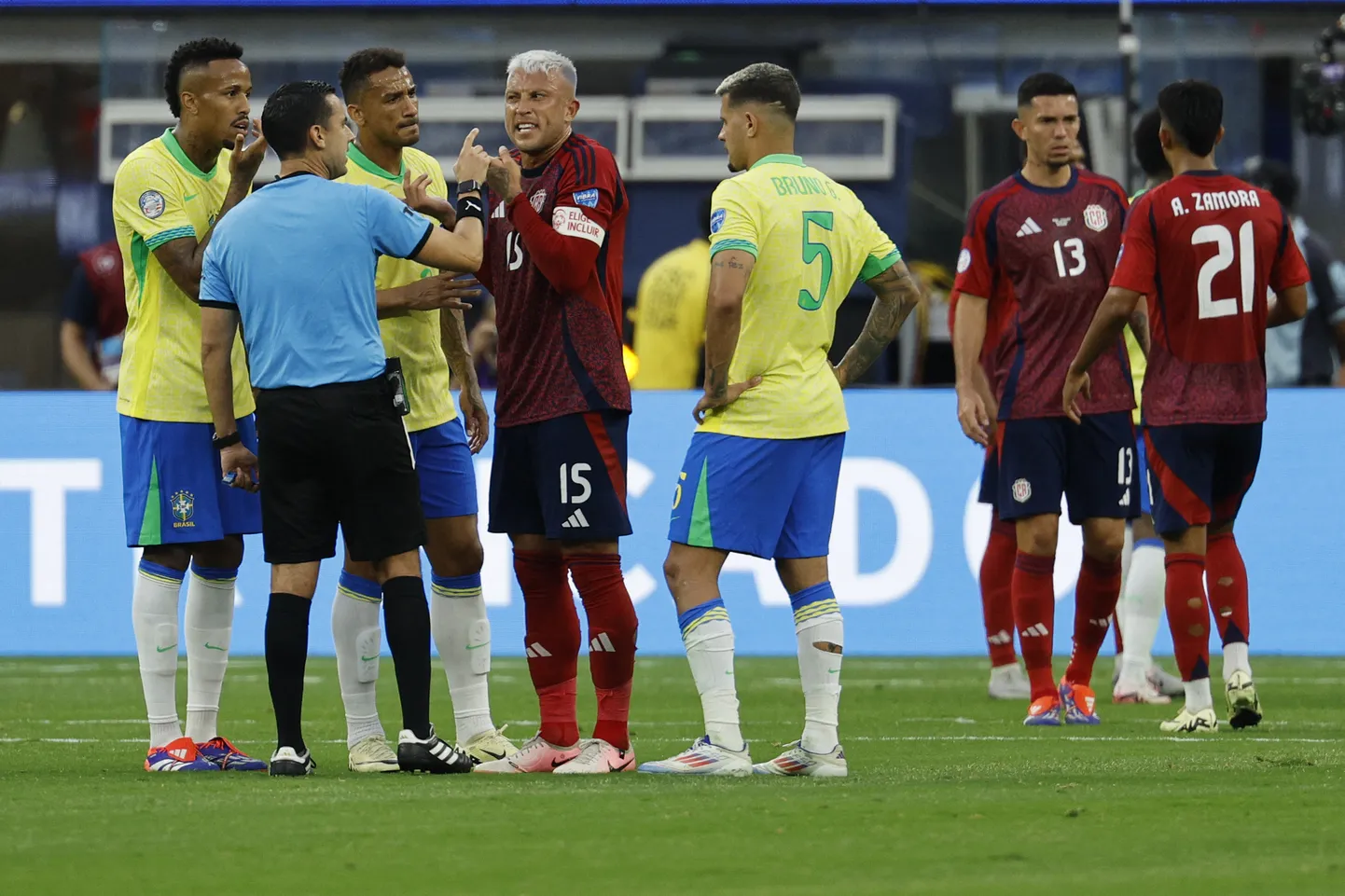 Brazīlijas un Kostarikas futbolisti.