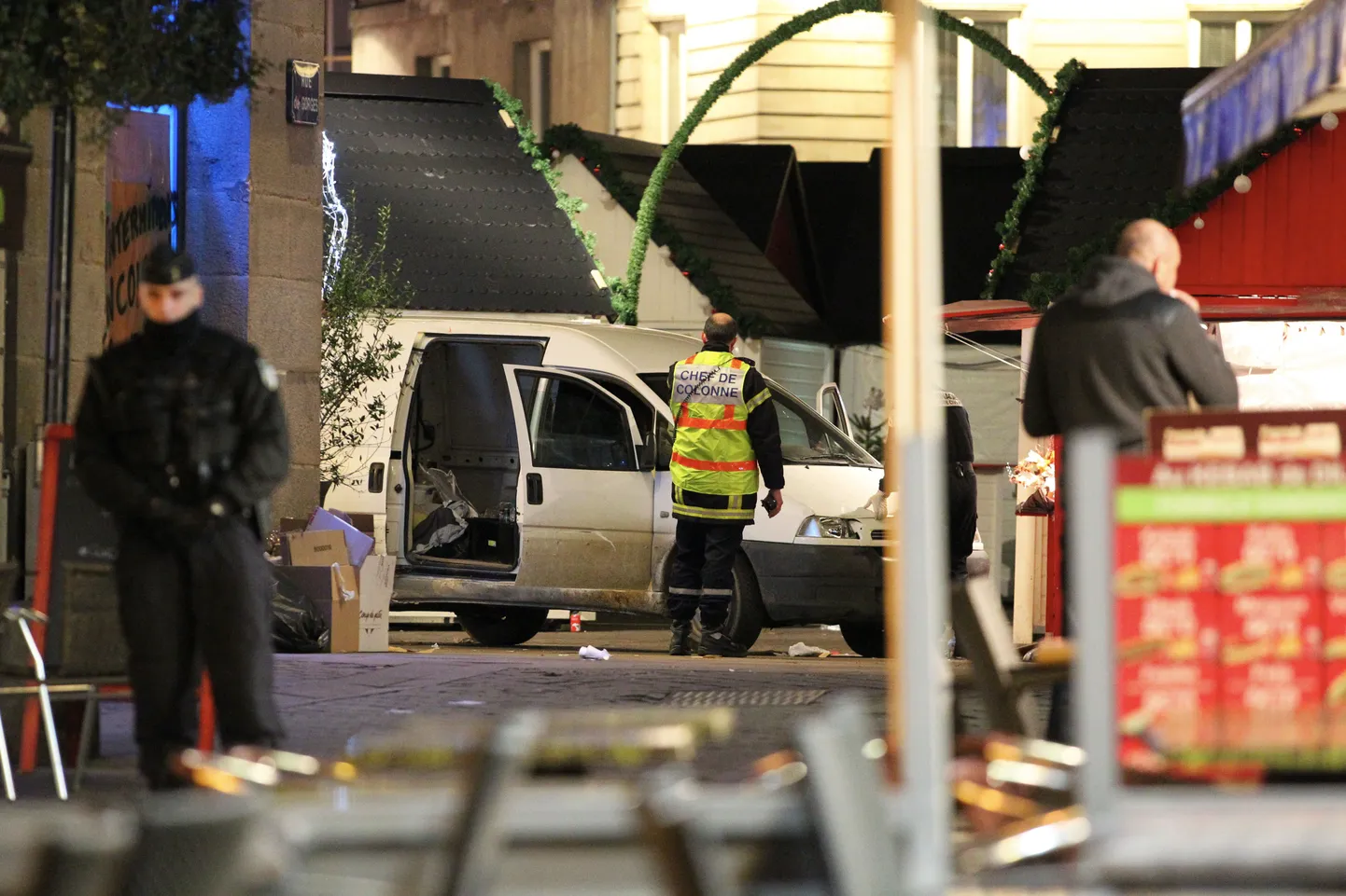 Kaubik sõitis jõululaadale kogunenud inimeste sekka.