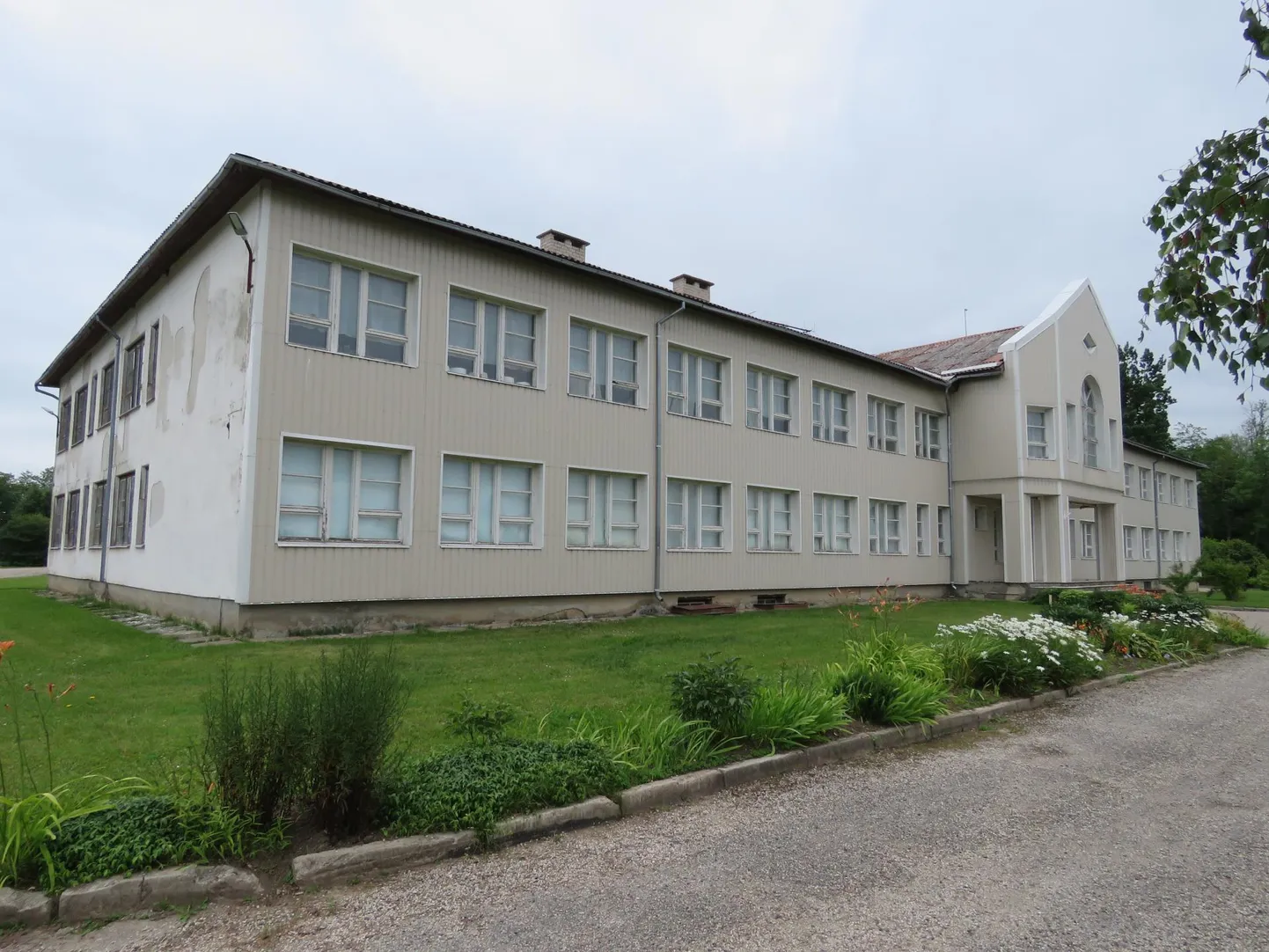 Kanepi vallas asuvast Valgjärve koolimajast, mis suleti 2011. aastal, on tänaseks saanud külarahva oluline kokkukäimiskoht. Kas see remonditakse või ehitatakse uus külamaja, selgub tõenäoliselt lähiajal.