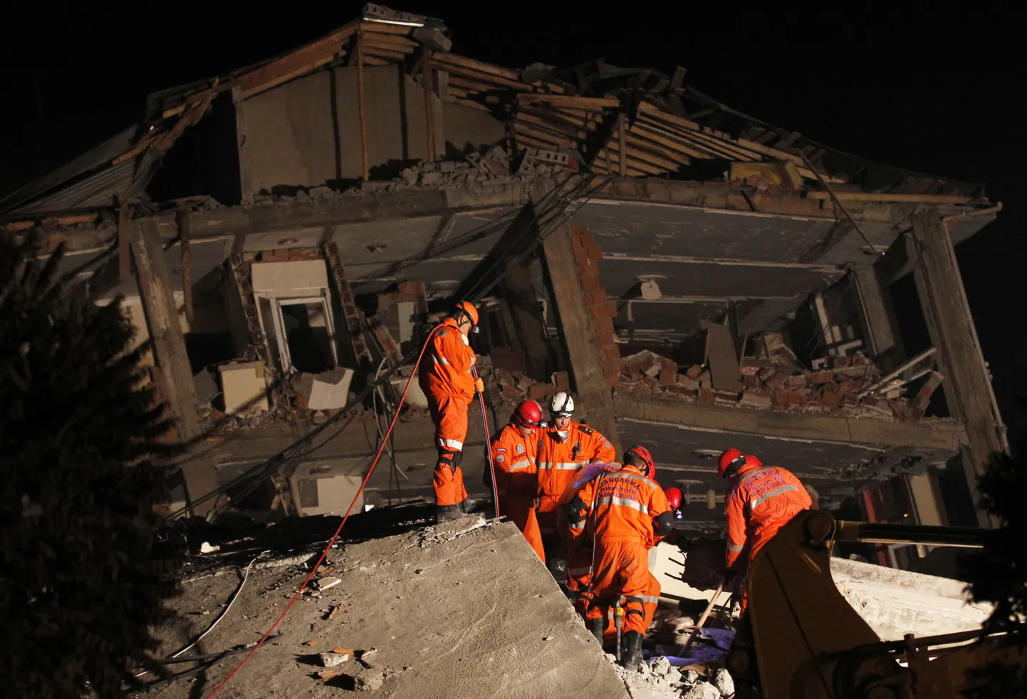 Päästjad täna varahommikul maavärinas enim kannatada saanud Ercise linnas.