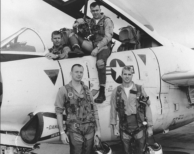 John McCain 1965. aastal mereväekaaslastega.