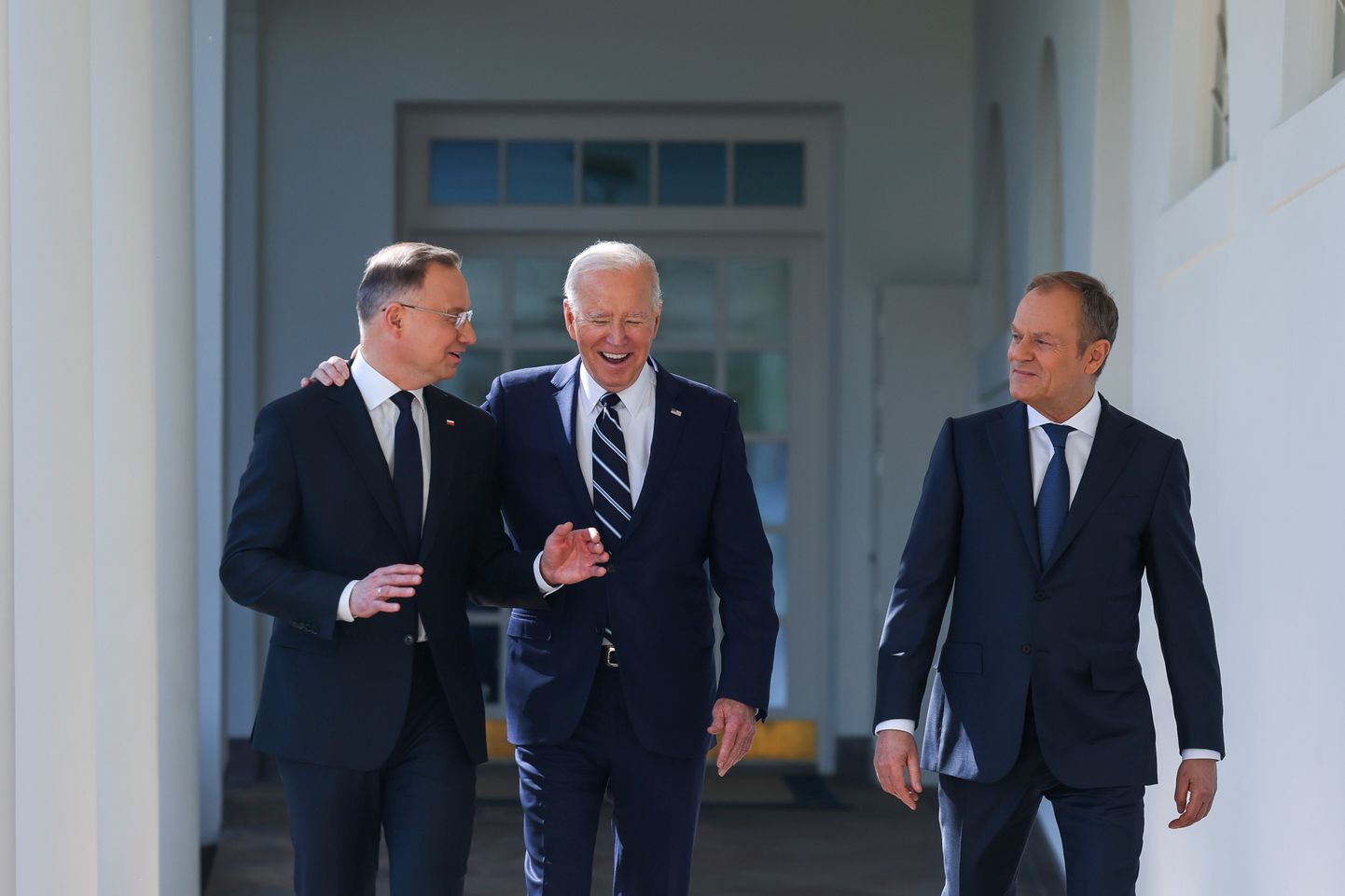 USA president Joe Biden koos Poola riigipea Andrzej Duda (vasakul) ja peaministri Donald Tuskiga.