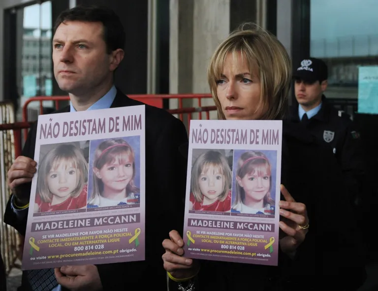 Gerry ja Kate McCann 2010. aastal Portugalis Lissabonis. Neil on käes otsimisplakatid, millel on nende tütar kolmeaastasena (vasakul) ja politsei poolt vanemaks töödeldud pildil