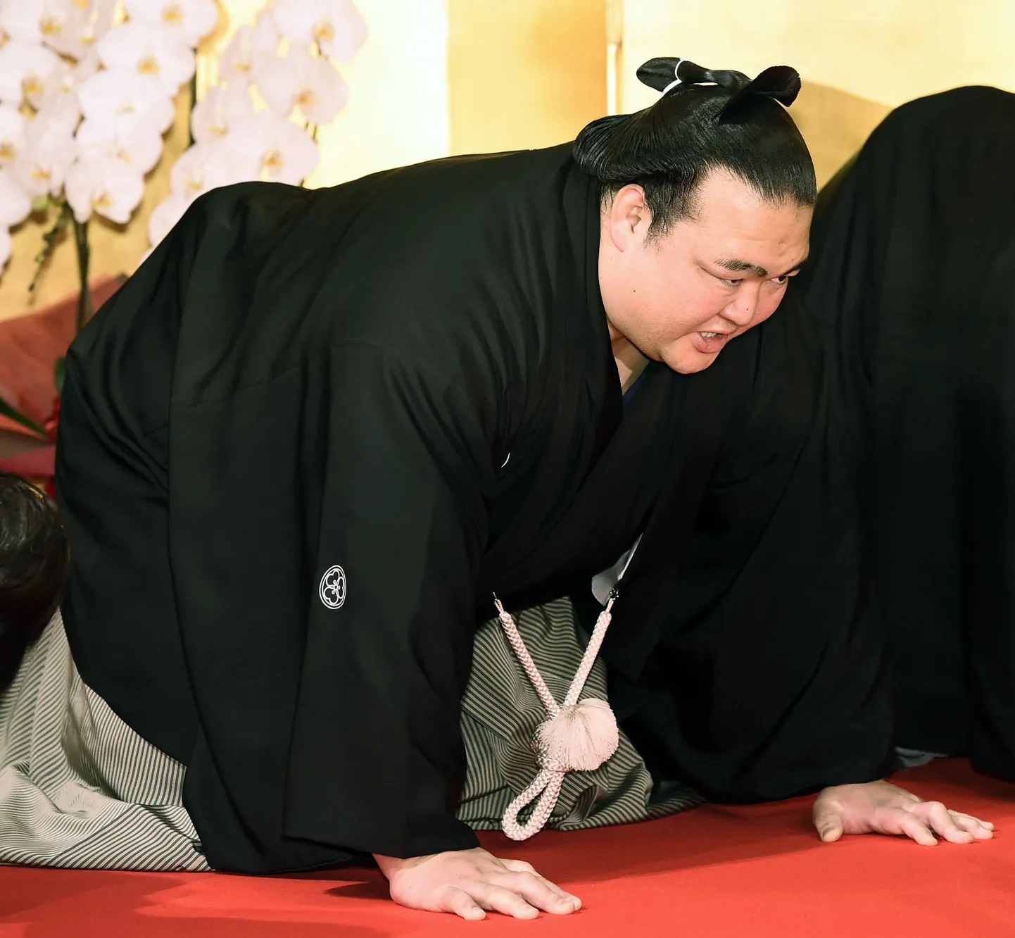 Yokozunaks ülendatud Kisenosato tänukõnet pidamas.