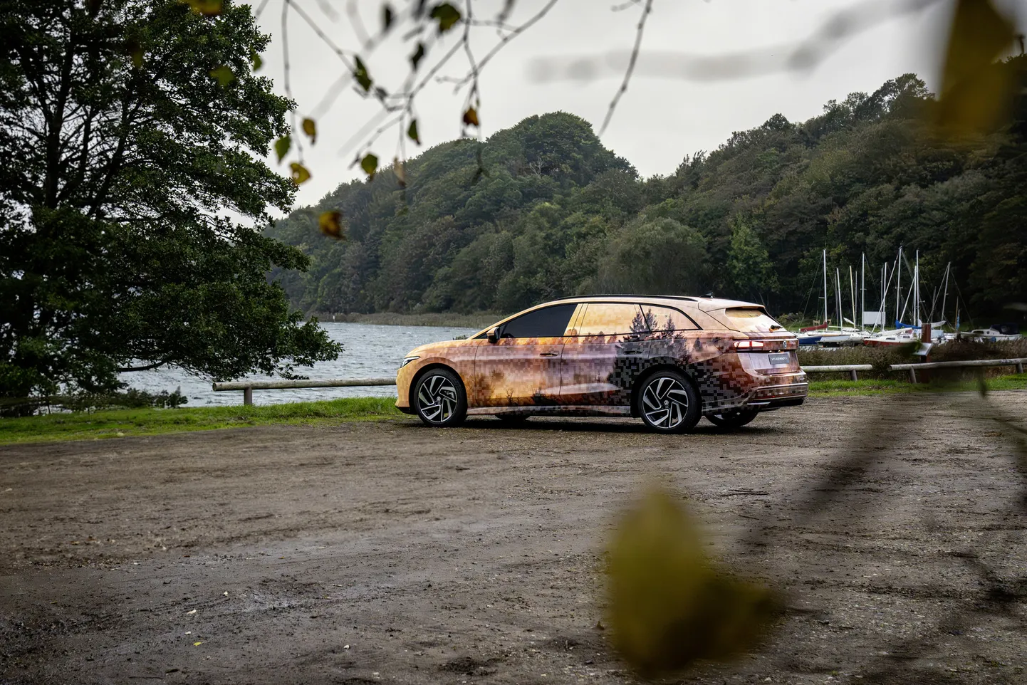 Kas uus elektriline rahvaauto Passat on tulemas? Volkswagen ei avaldanud veel uue elektrilise universaali ID.7 täielikku välimust, kuid andis esimesed vihjed.
