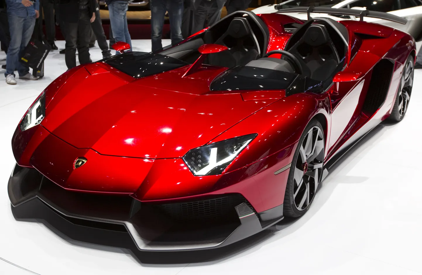 Lamborghini Aventador Genfi autonäitusel.