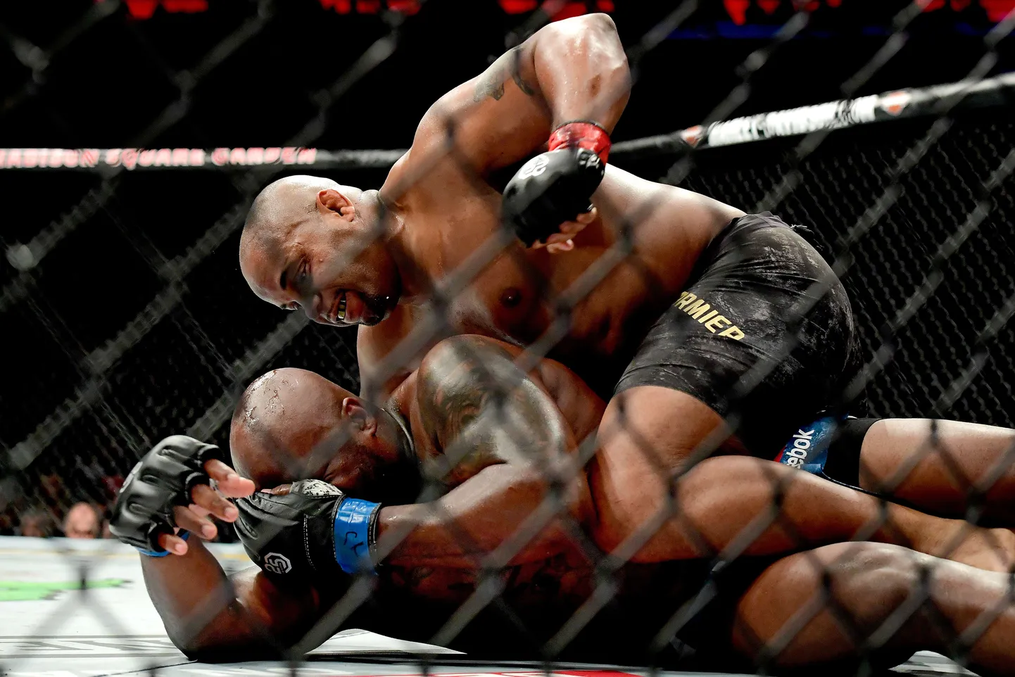 Derrick Lewisisele (peal) kuulub UFC nokautide rekord.