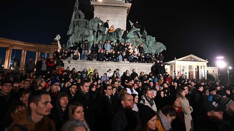 VIDEO ⟩ Kümned tuhanded ungarlased protestisid Orbáni valitsuse vastu