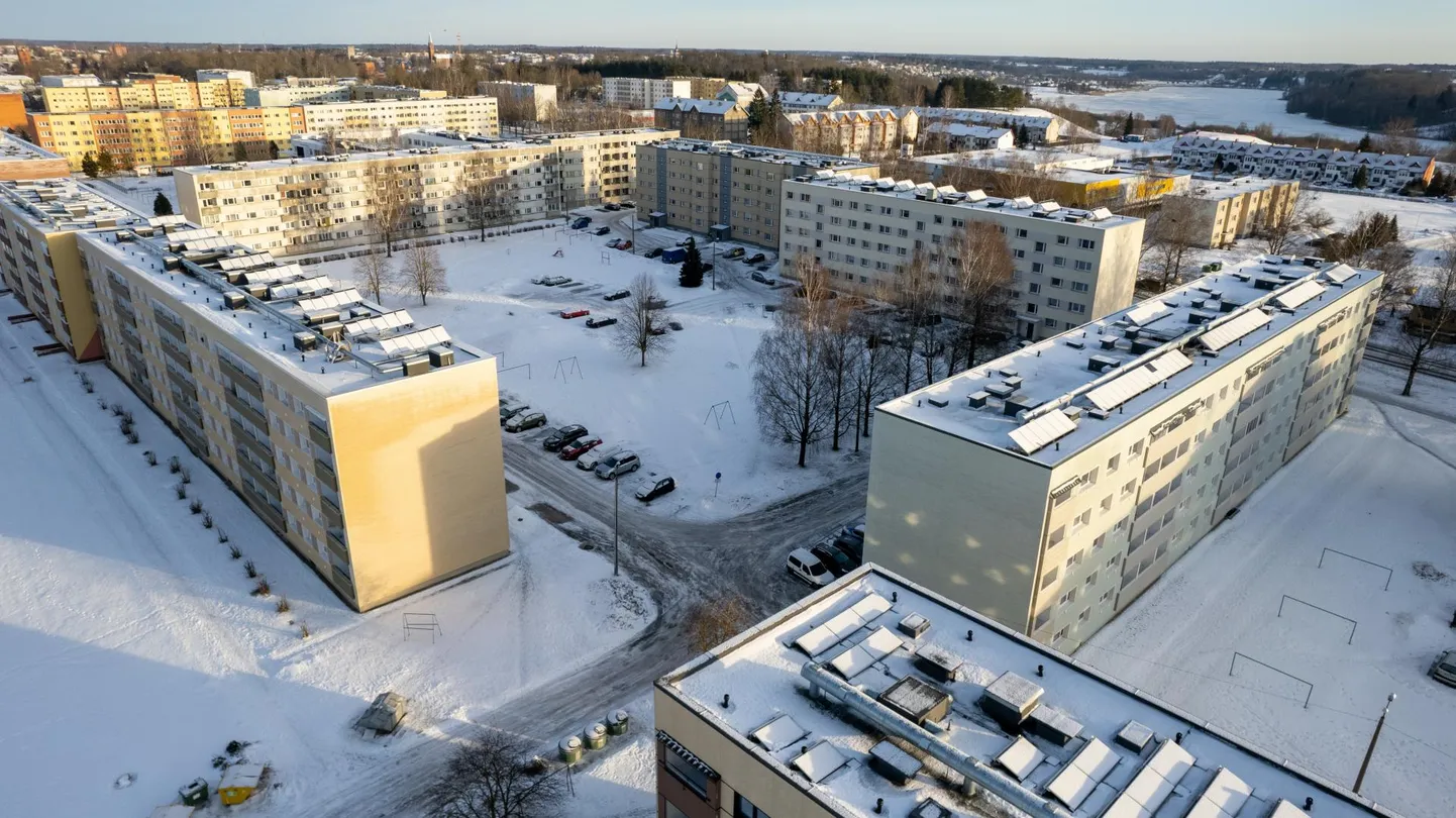 Nii mõnegi Männimäe kortermaja katusele on renoveerimise järel tekkinud päikesepark.