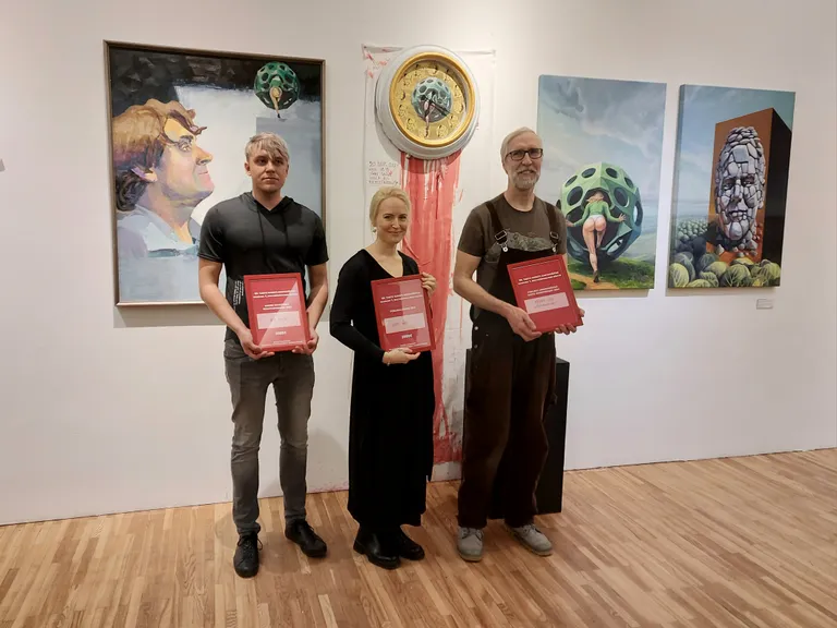 Autasustatud kunstnikud Alo Valge (vasakult), Liisi Örd ja Heikki Leis.