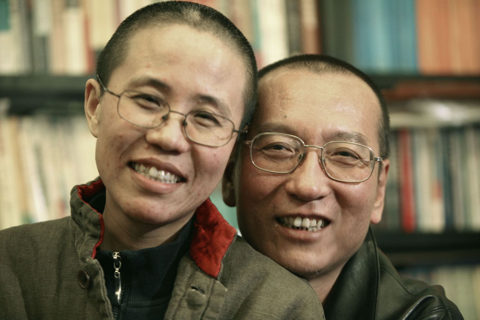 Liu Xiaobo (paremal) oma naise Liu Xiaga. Tutvusid nad vangilaagris.