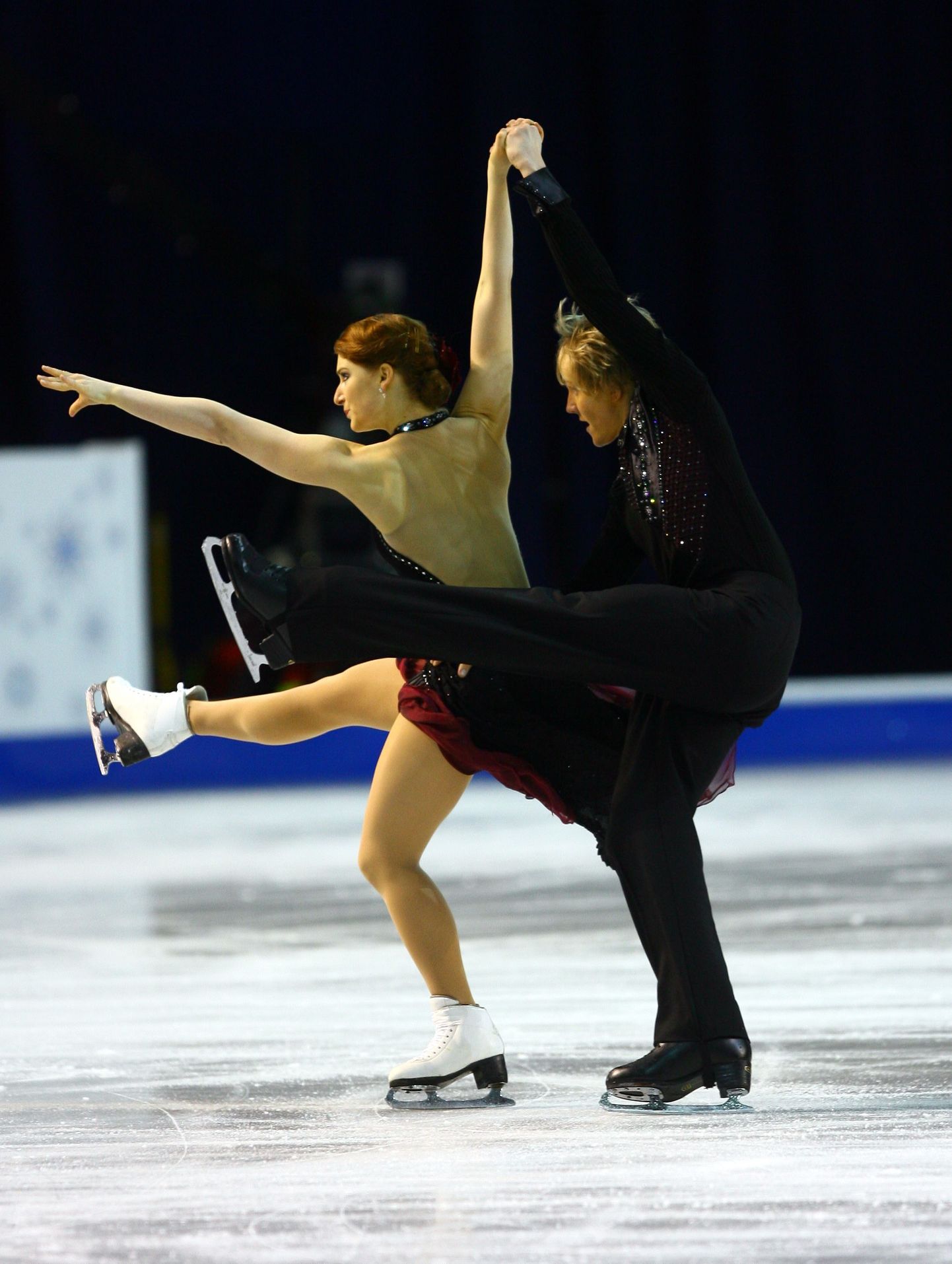 Jäätantsijad Kristjan Rand ja Caitlin Mallory esitamas kohustuslikku tantsu.