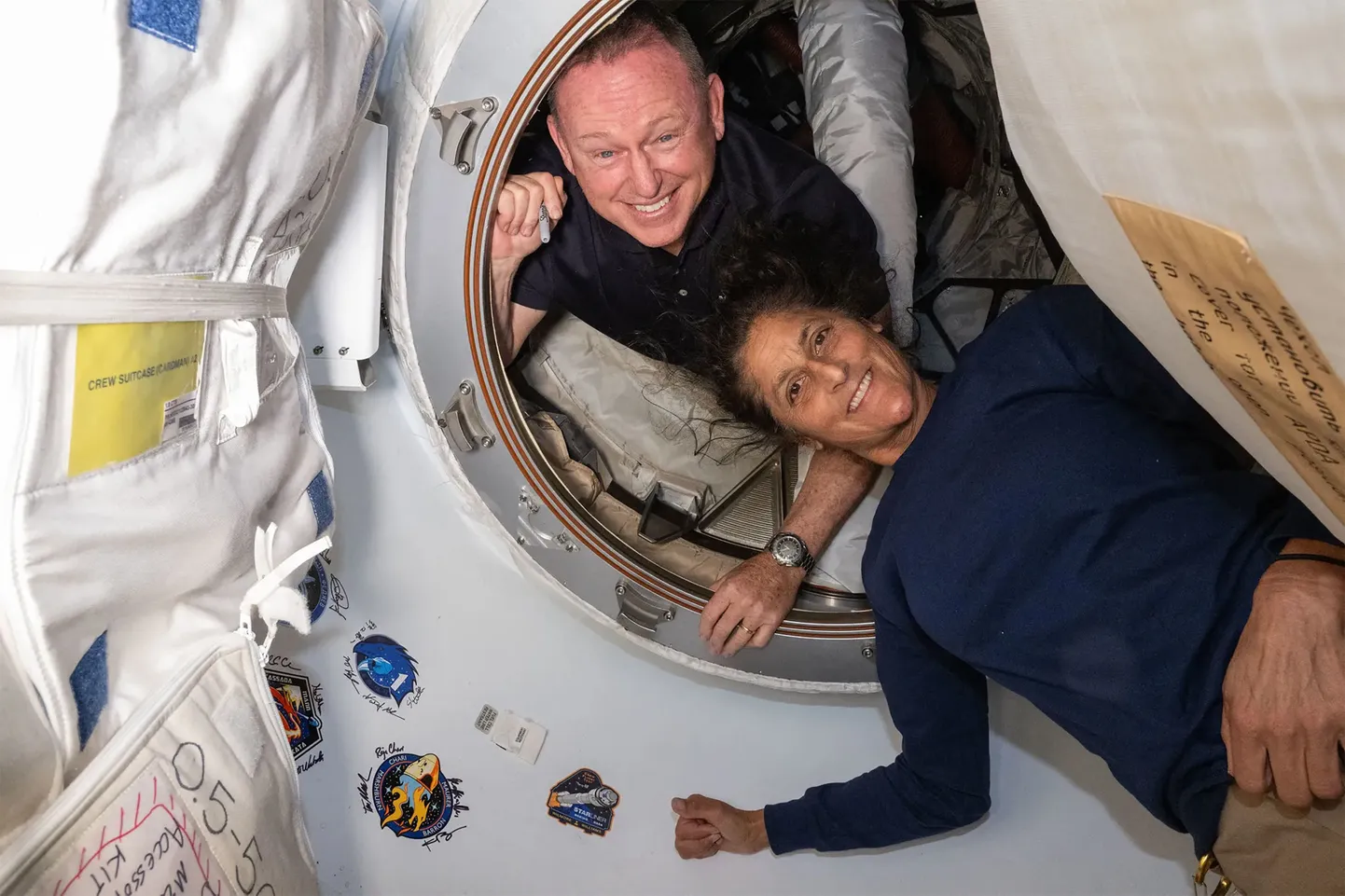 Kaks USA astronauti Butch Wilmore ja Sunita Williams rahvusvahelises kosmosejaamas. Nad pidid seal olema paar nädalat, lennates sinna 2024. aasta juunis ja olles seni seal lõksus, kuna neid tagasi tooma pidanud kosmosekapsliga oli tehnilisi probleeme. NASA teatas veebruari keskel, et nad pääsevad tagasi maale selle aasta märtsis