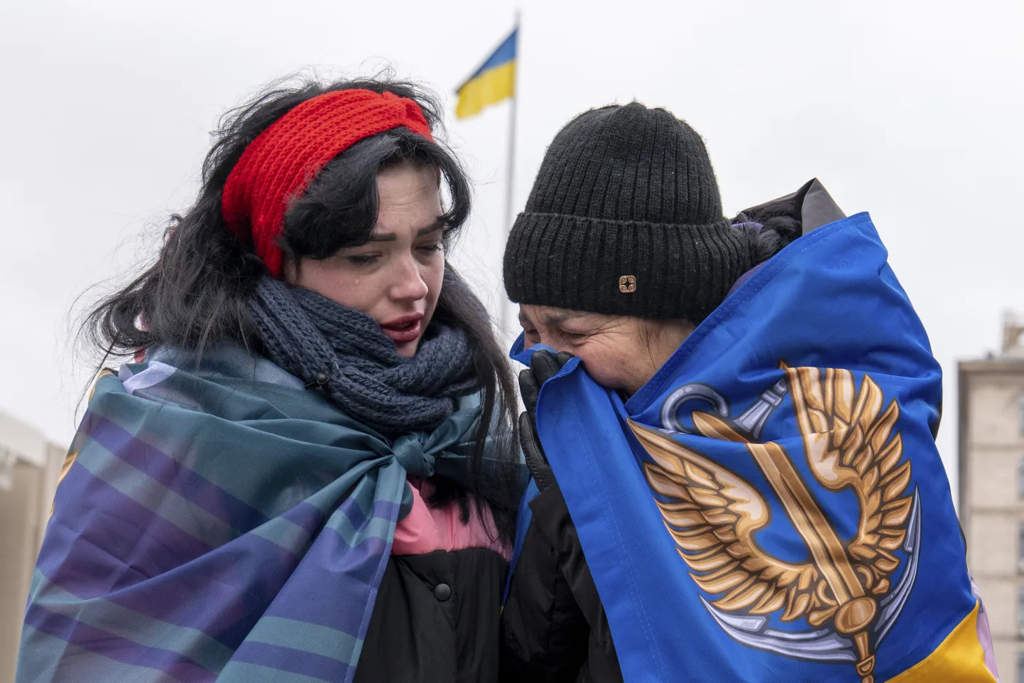 Ukraina sõjavangi ema nutmas protestil Kiievis iseseisvuse väljakul toimunud meeleavaldusel 6. jaanuaril 2025. aastal. Naise poeg on vangistuses olnud üle tuhande päeva.