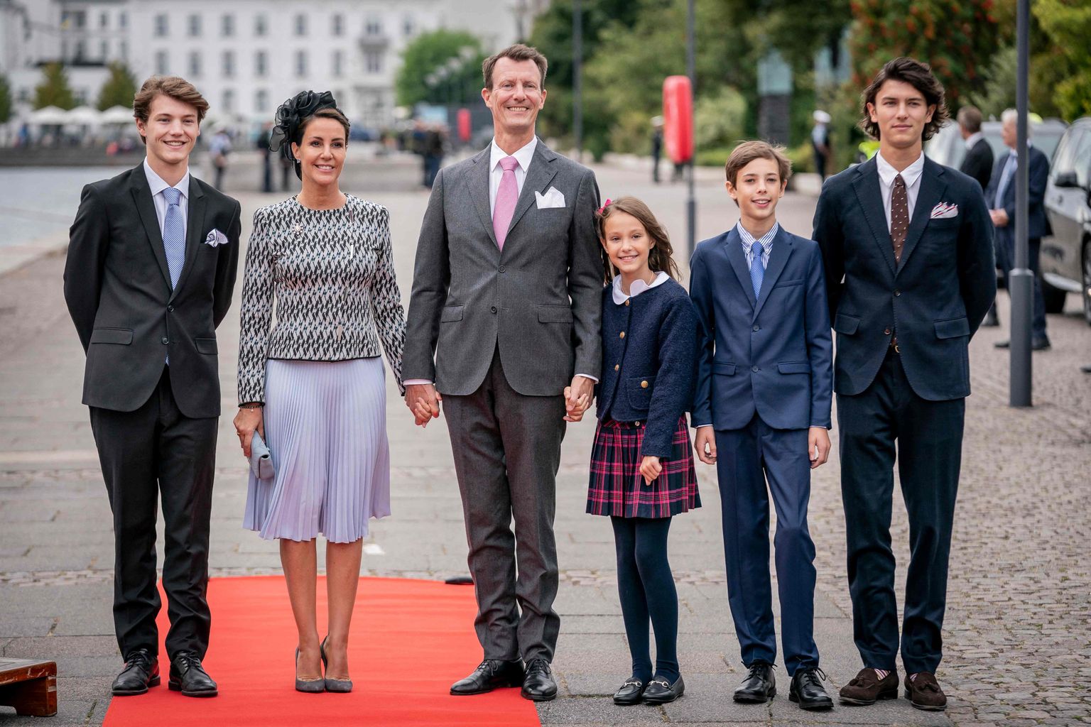 Taani prints Felix, printsess Marie, prints Joachim (keskel), printsess Athena, prints Henrik ja prints Nikolai 11. septembril 2022 Kopenhaagenis suundumas kuningliku jahi Dannebrog pardale, kus toimus kuninganna Margrethe II-se 50. troonijuubeli pidulik lõunasöök