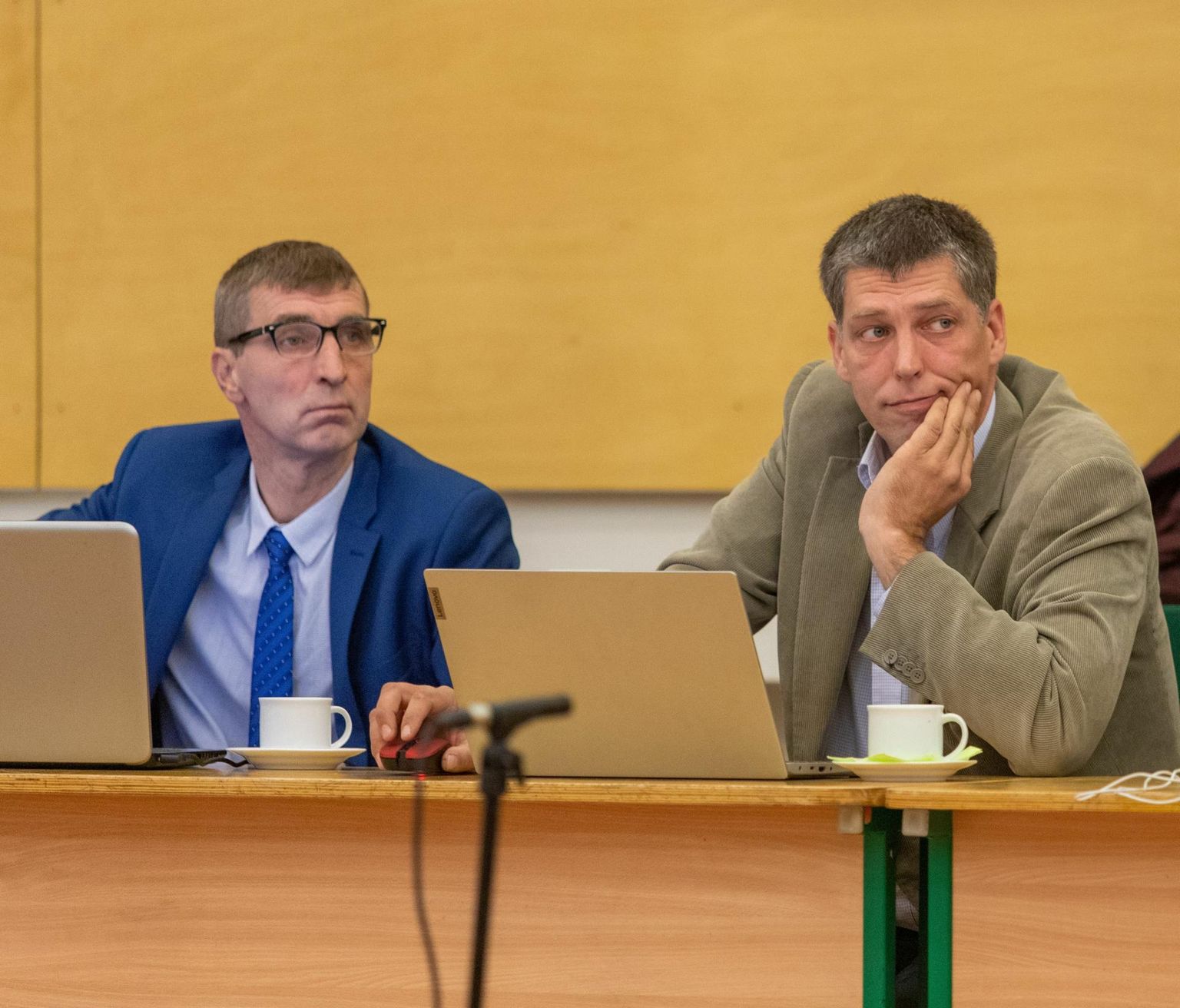 Põhja-Sakala volikogus liikusid Eesti Konservatiivse Rahvaerakonna nüüdsed eksliikmed Margus Ojaste (vasakul) ja Mait Rand eri suundades eelmisest sügisest. Omavahelisi suhteid pidasid nad heaks, aga paljudes küsimustes olid volikogus eri meelt. Praegu pole kumbki erakonna liige.