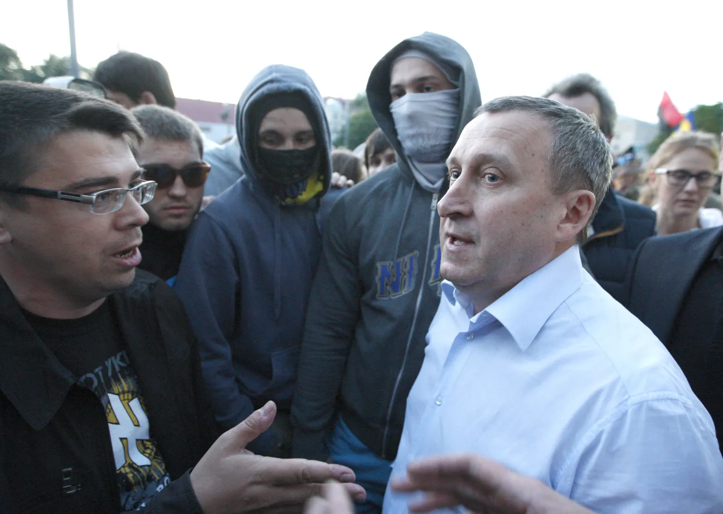 Ukraina välisminister Andri Deštšõtsja protestijatega rääkimas