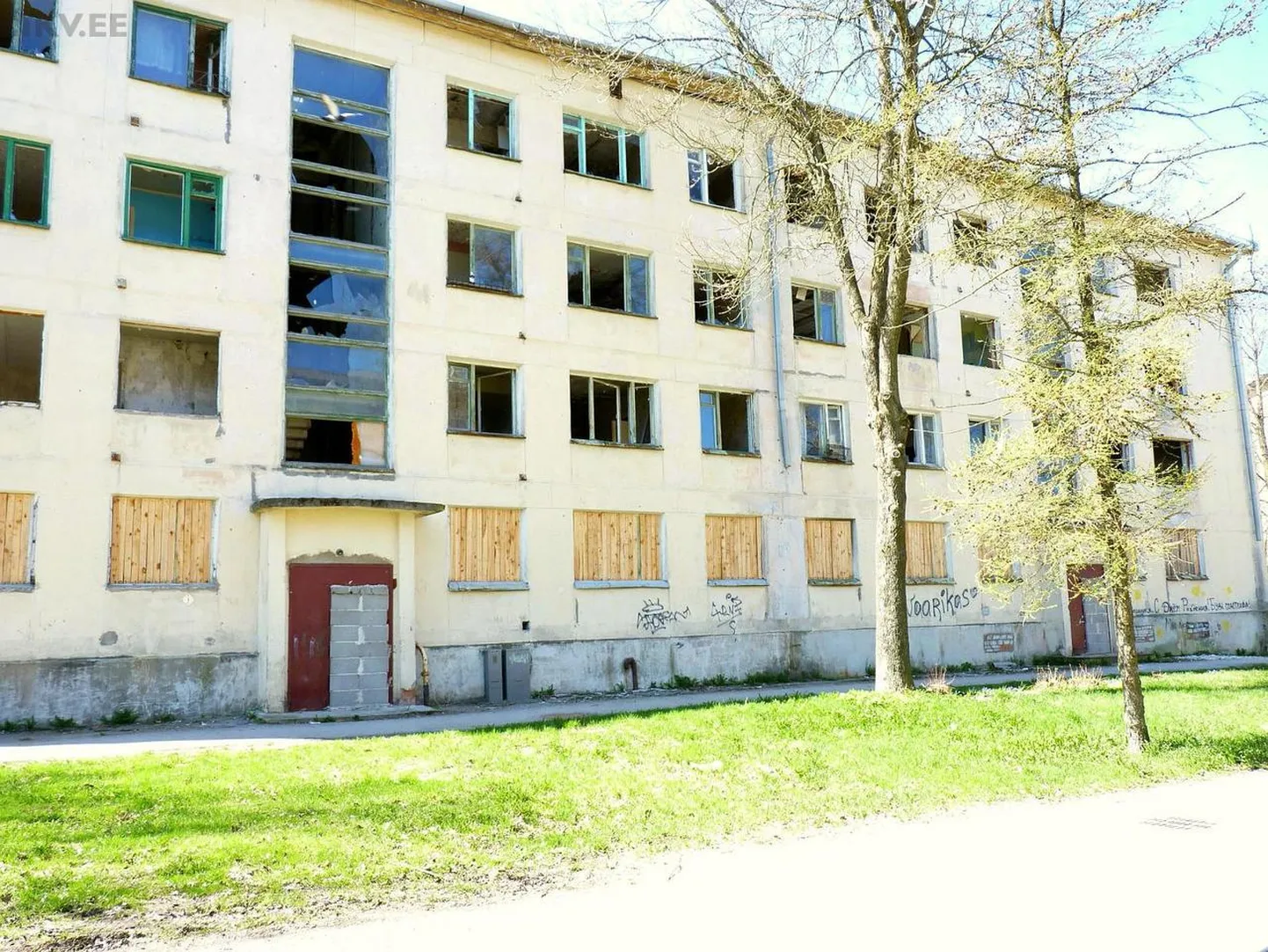В этом доме тоже продаются квартиры, хотя он необитаем и, возможно, пойдет под снос.