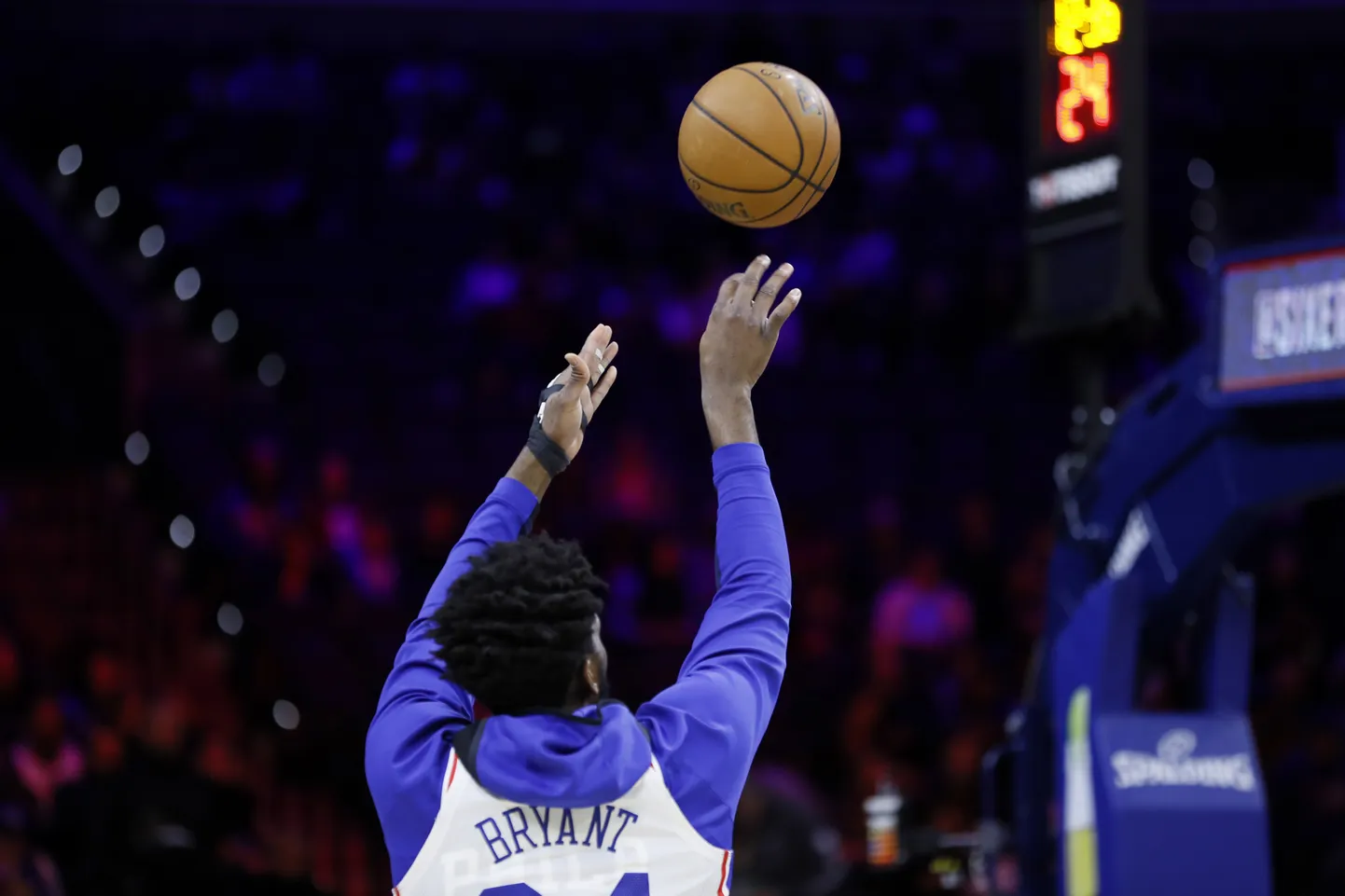 Joel Embiid kandis enne mängu Kobe Bryanti nime ja numbriga särki. Platsile jooksis ta küll oma nime, kuid jätkuvalt Bryanti numbriga.