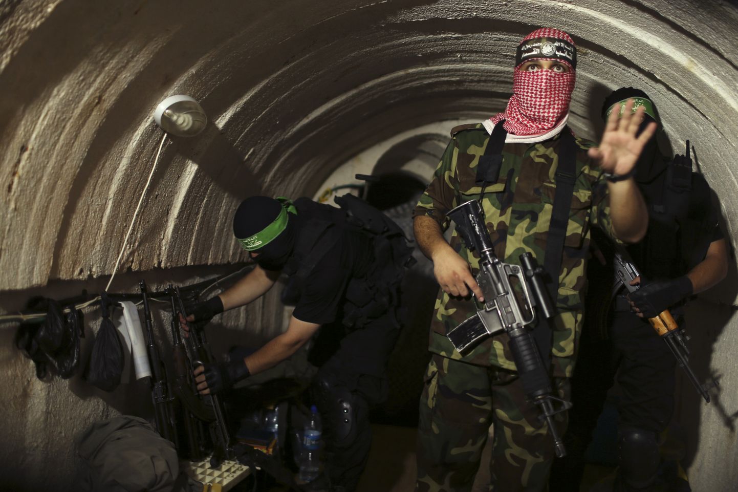 Palestiinlastest võitlejad Gazas asuvas tunnelis.