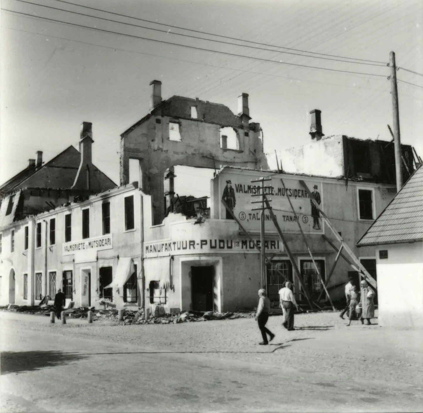 5. juulil 1941 põles Seasaare hoone maha. Tõenäoliselt oli tegu süütamisega. Kõige muu hulgas jäid tulle Ugala klaverid, rikkalik garderoob ja raamatukogu.