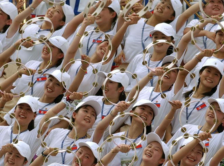 Põhja-Korea ja Saksamaa naiste jalgpallikoondiste kohtumisele elasid kaasa ka tantsutüdrukud.