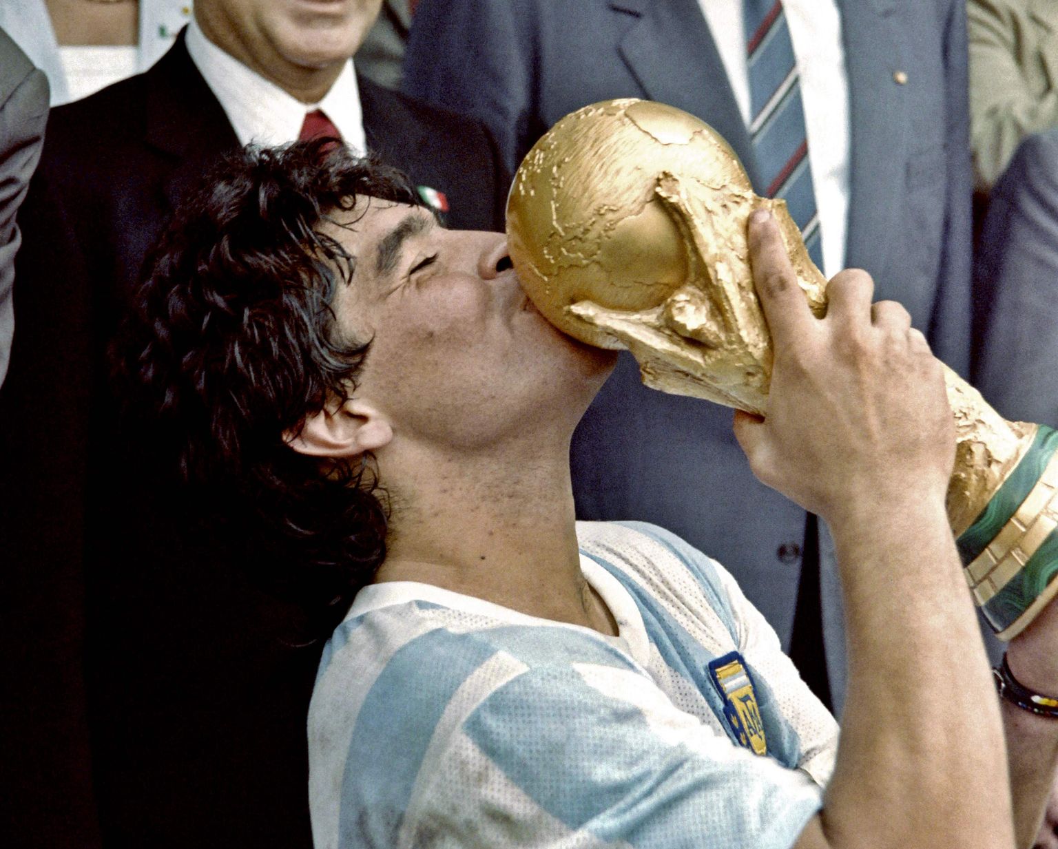 Diego Maradona musitamas 1986. aastal jalgpalli MMi karikat. Argentina alistas finaalis Saksamaa 3:2