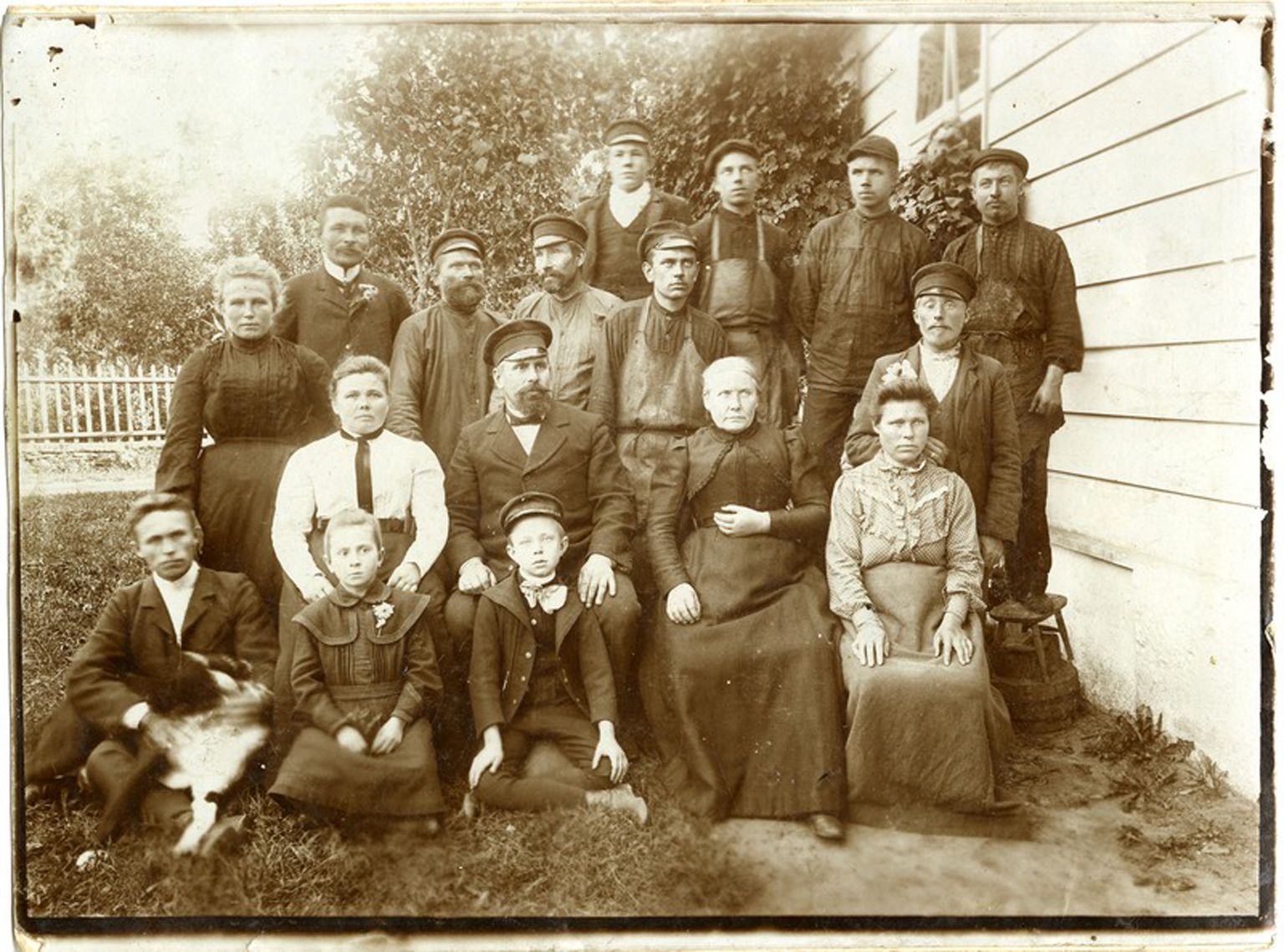 TÖÖKODA MARIENTHALIS: Johannes Kingissepp oma pere ja töölistega maja ees. Foto aastatest 1906-1908.