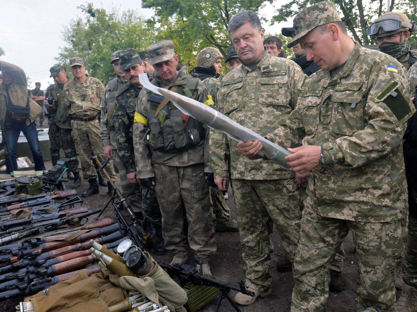 Ukraina president Petro Porošenko (paremalt teine) ja relvajõudude ülem Veleri Heletei Slovjanskis varustusega tutvumas.