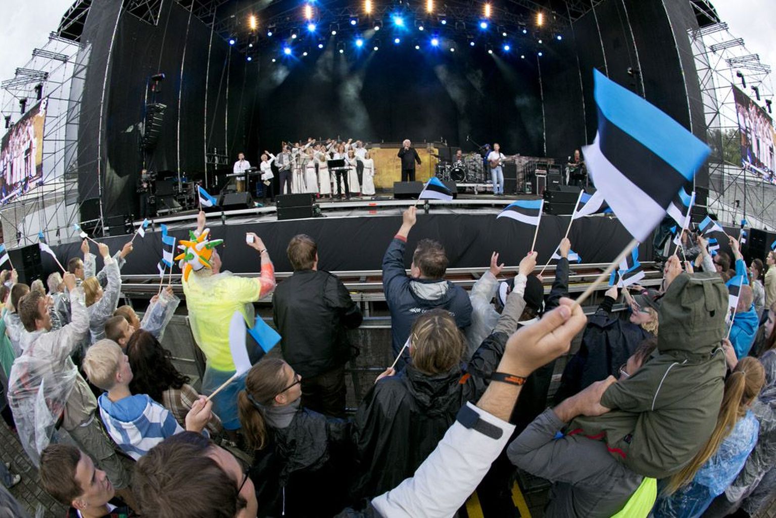 25 aasta eest oli Summeril publikut mitu korda rohkem, kuid pühapäeval Ivo Linna esinemise ajal lehvitati uhkelt Eesti lippe.