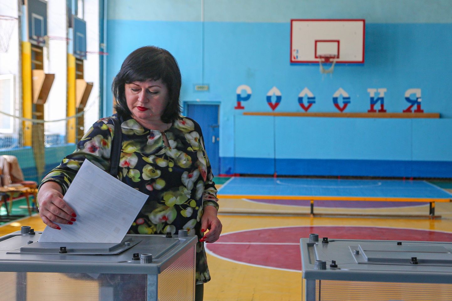 Naine valimas Volgogradis kuberneri ja kohalikku volikogu.