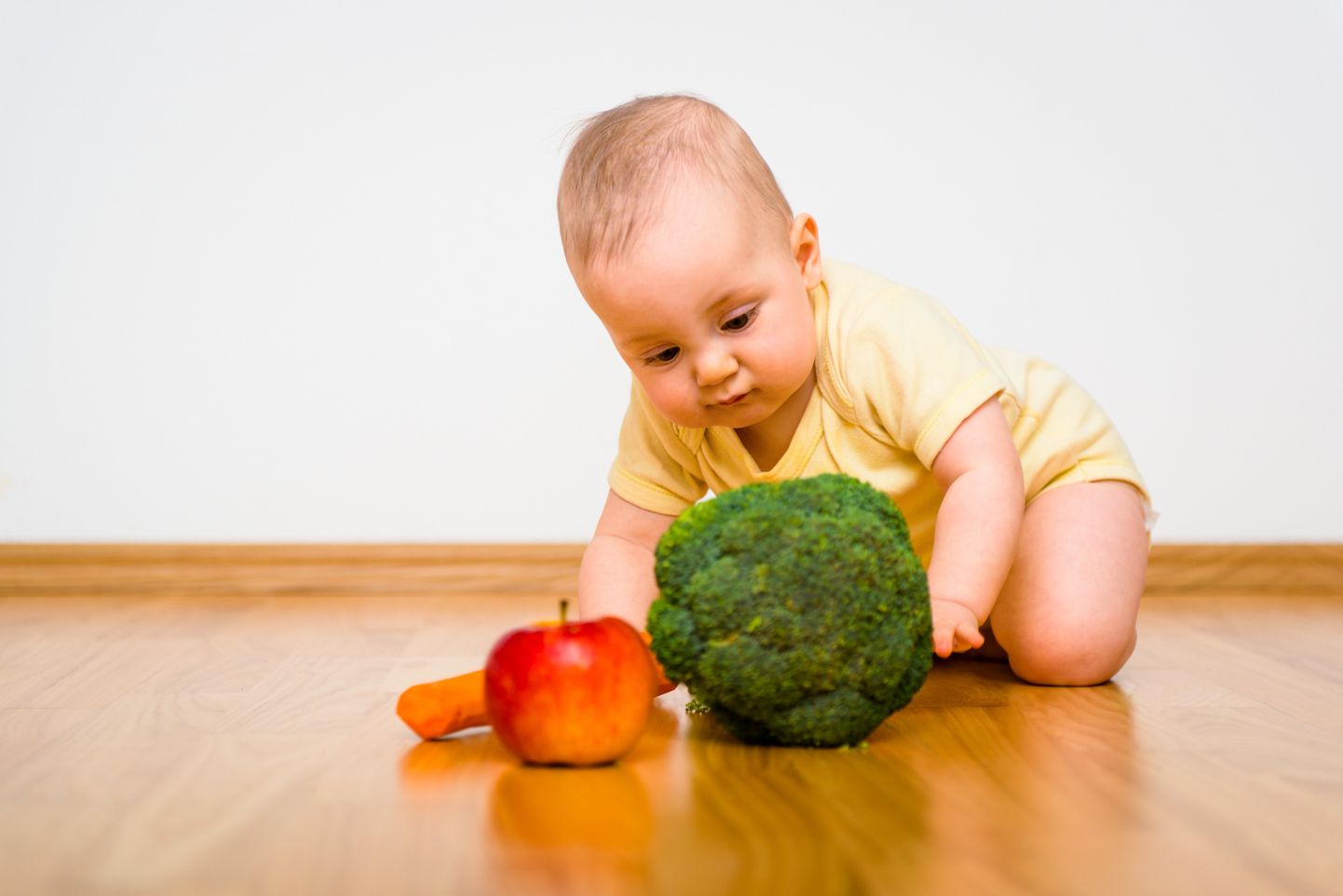 Ребенок и овощи. Иллюстративное фото.