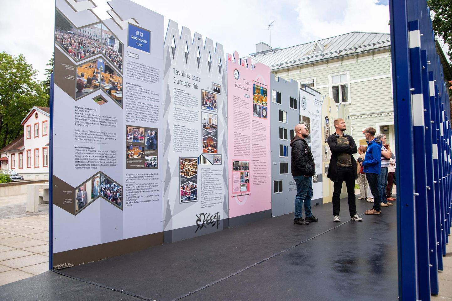 Näitus on kujundatud tänavana, mille majapaarid tähistavad esinduskogude läbitud aastakümneid.