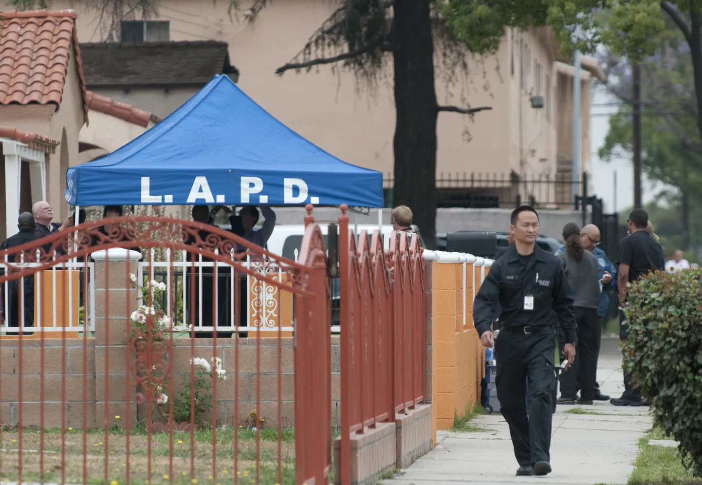 Los Angelese politsei telk 81. tänaval maja juures, mis oli koduks arvatavale sarimõrtsukale.
