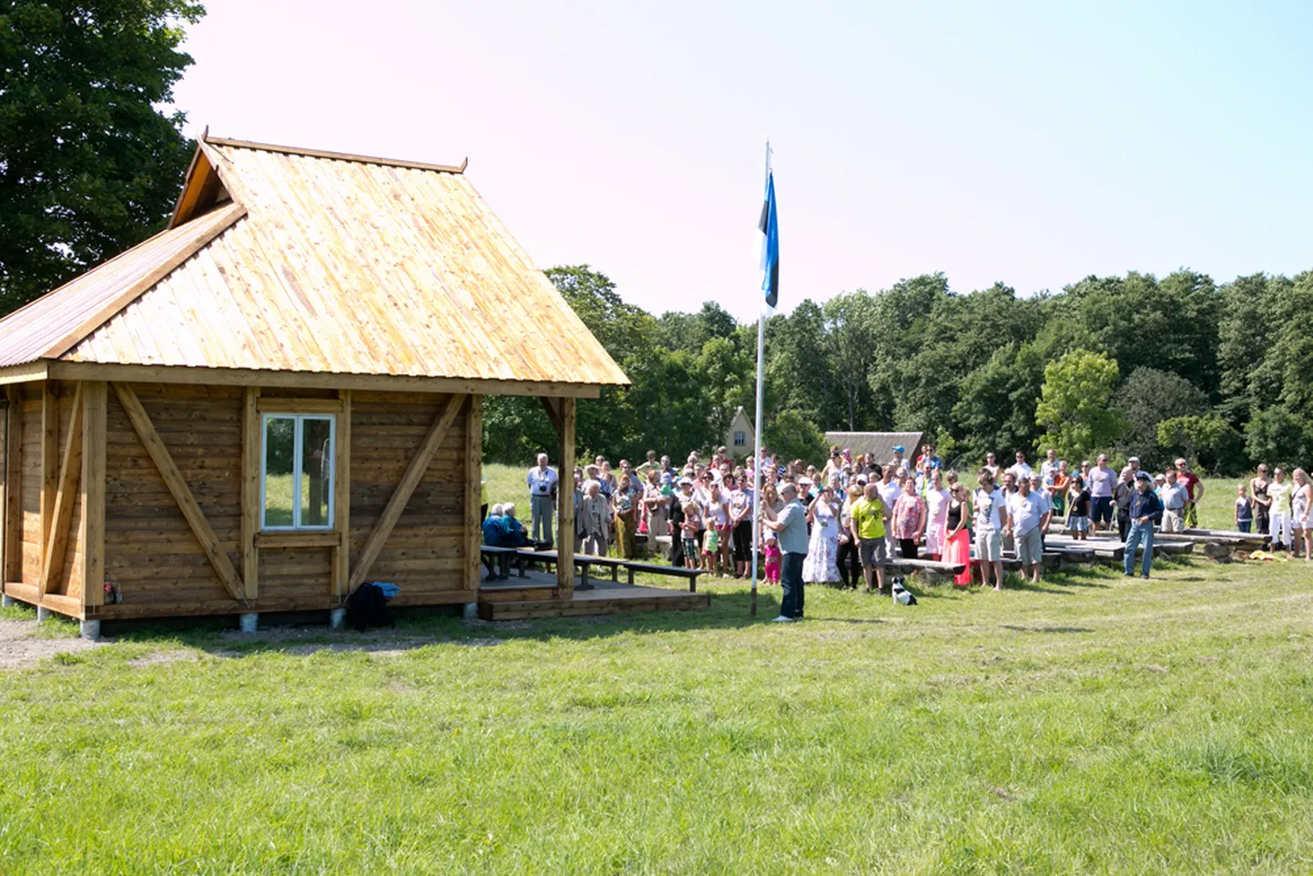 2013. aastal peetud kokkutuleku raames peeti ka Abruka laululava katuse avamistseremoonia.