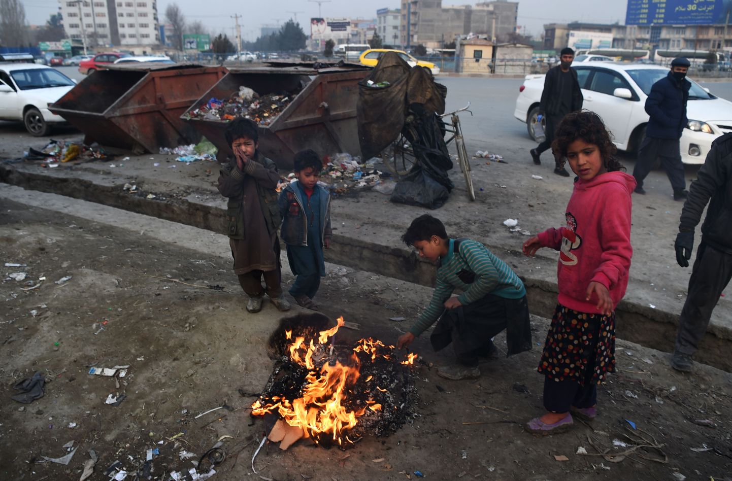 Lapsed põletavad Afganistani pealinnas Kabulis plastikprügi, et sooja saada. Linna katab külma ilmaga paks mürgine sudu.