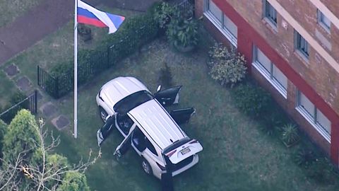 Foto ⟩ Sidnejā automašīna ietriecas Krievijas konsulāta vārtos