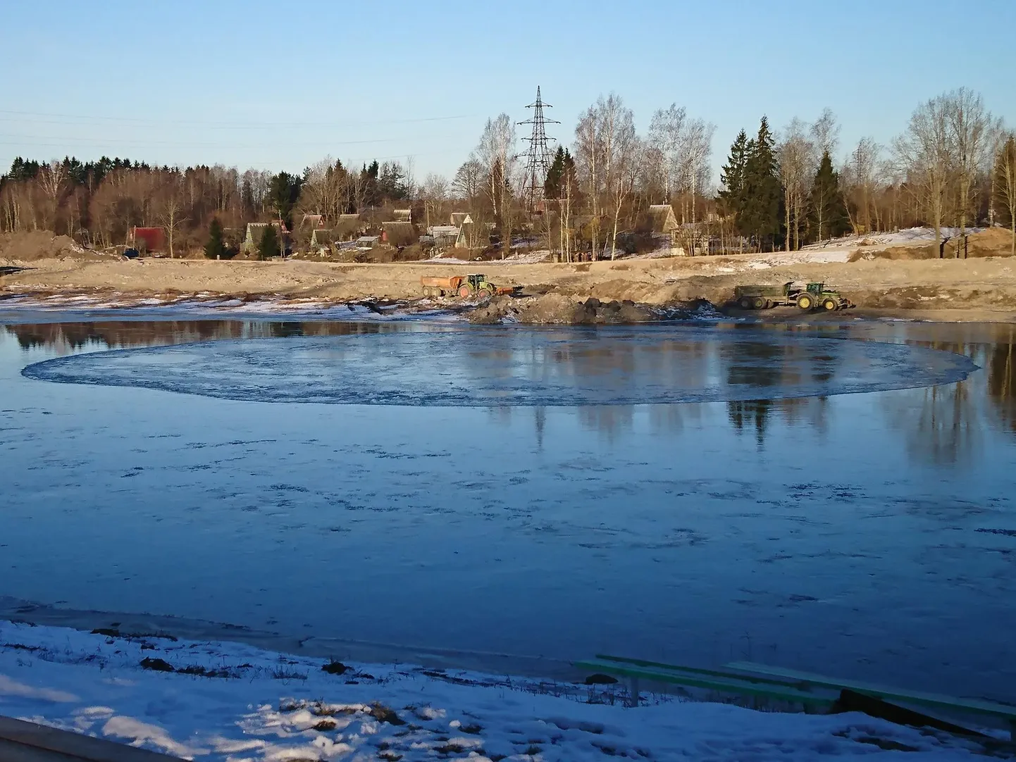 Ööga tekkinud jääketas Pärnu jõel.