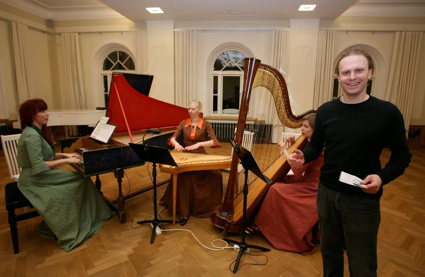 Eile õhtul toimunud festivali «Kolmkõla» kontserdil, kus  Arvo Pärdi muusikat esitas ansambel Una Corda, kutsus festivali korraldaja Leho Rubis kunstnikke üles lööma kaasa Pärdi loomingule pühendatud kujutava kunsti näitusel «Kingitus Pärdile».