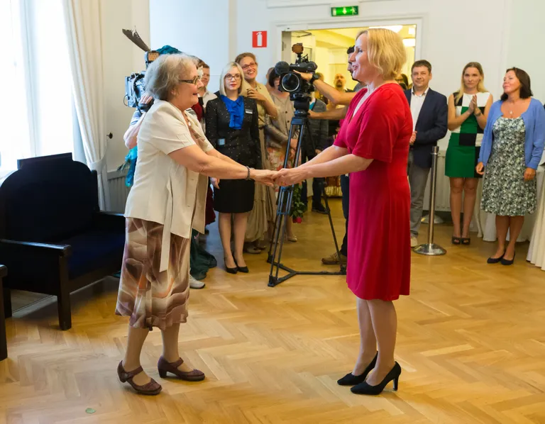 Helgi Sallo 75. sünnipäeva tähistamine kolleegidega Estonia teatri valges saalis. Helgi koos tütar Liinaga, 2016.