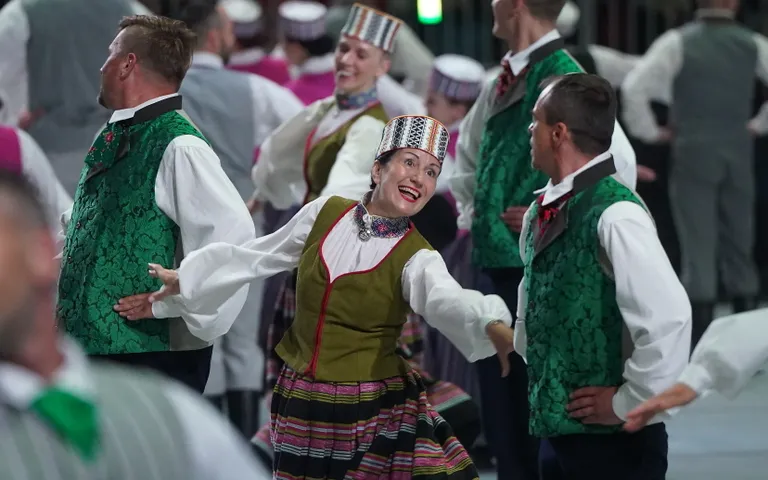 XXVII Vispārējo latviešu Dziesmu un XVII Deju svētku latviešu skatuviskās dejas lielkoncerts "Balts" Arēnā Rīga.