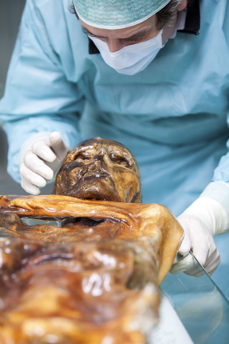 Teadlane uurimas jäämees Ötzit / Handout/Reuters/Scanpix