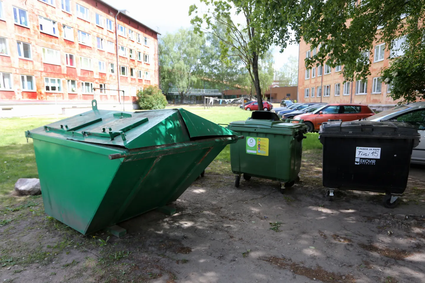 Prügikonteinerid kortermajade vahel.