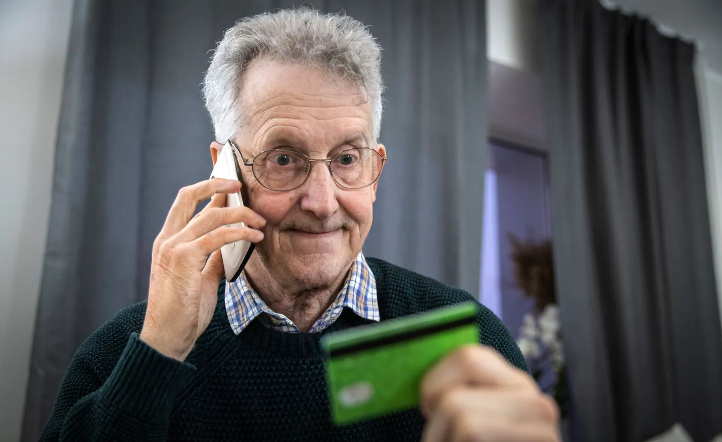 Sümbolfoto illustreerimaks telefonipettuse ohvriks langenud eakat.
